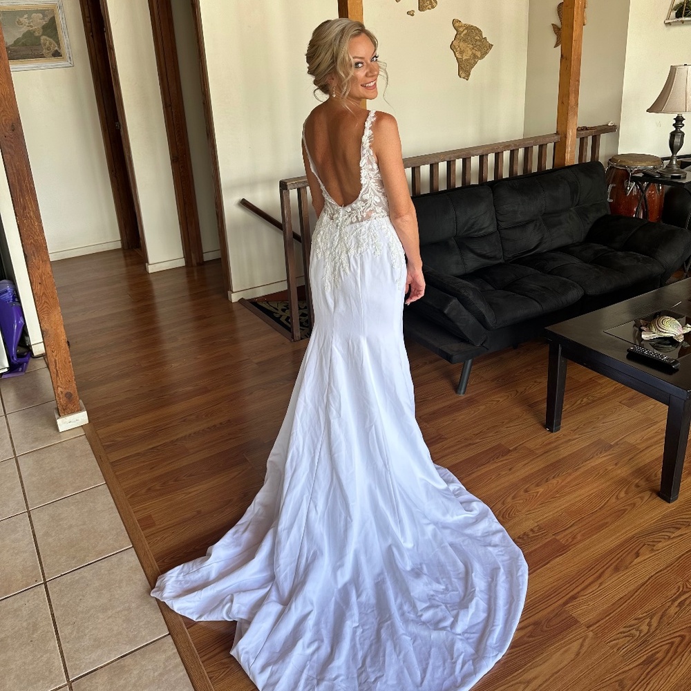Elegant Mermaid Trumpet Wedding Dress - Low Cut, Fitted Perfection